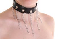 Halsband aus Kunstleder mit Ketten.