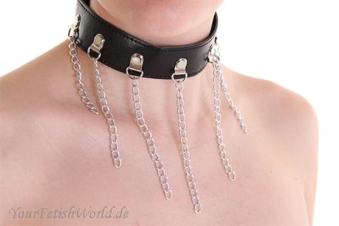 Halsband aus Kunstleder mit Ketten.